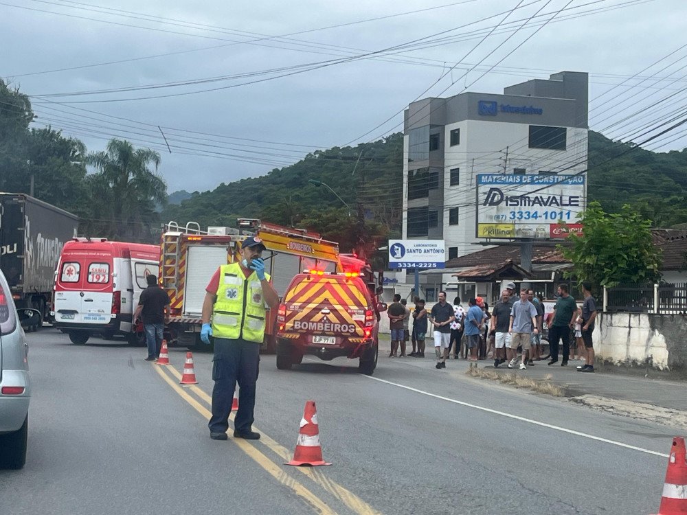 Grave acidente entre caminhão e motocicleta deixa vítimas no bairro Testo Salto
