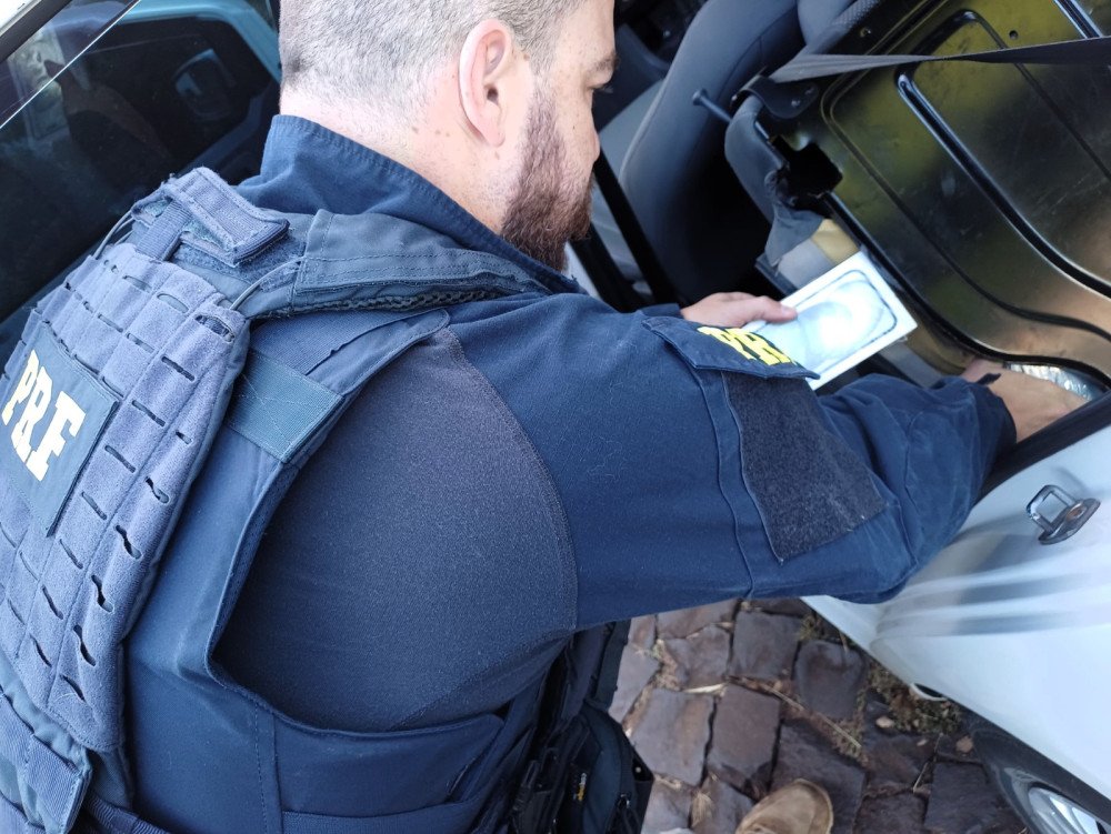 Celulares são encontrados em compartimentos secretos de carro em Pinhalzinho