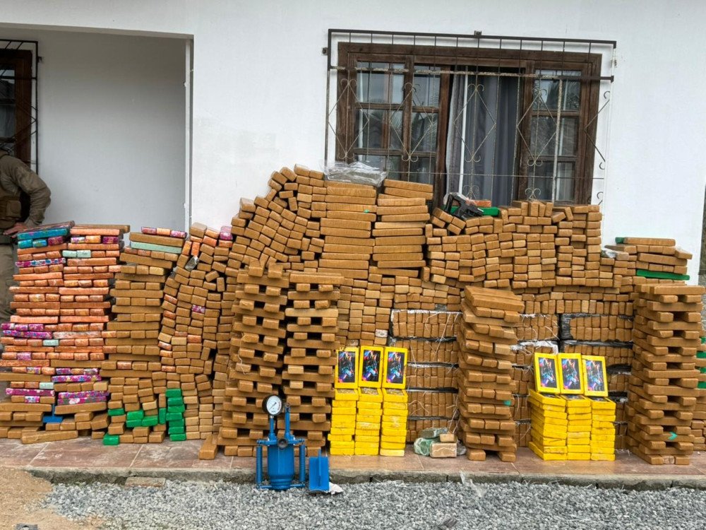 Vídeo: PM apreende cerca de 850 kg de drogas e prende três pessoas em Ilhota