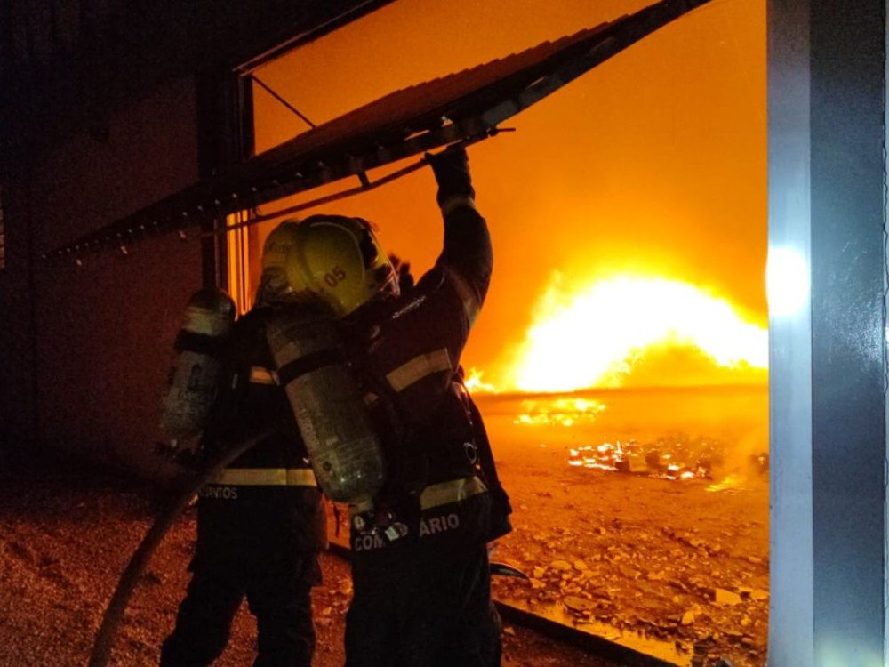 Incêndio de grandes proporções atinge galpão em Gaspar; ninguém ficou ferido