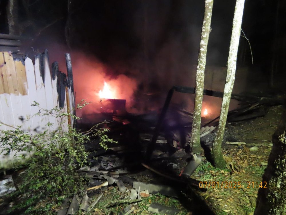 Incêndio destrói casa de madeira no bairro Velha, em Blumenau