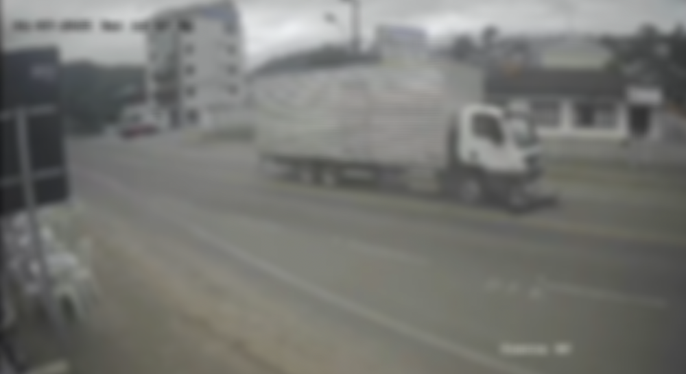 Câmera de segurança registra acidente que matou duas pessoas em Blumenau