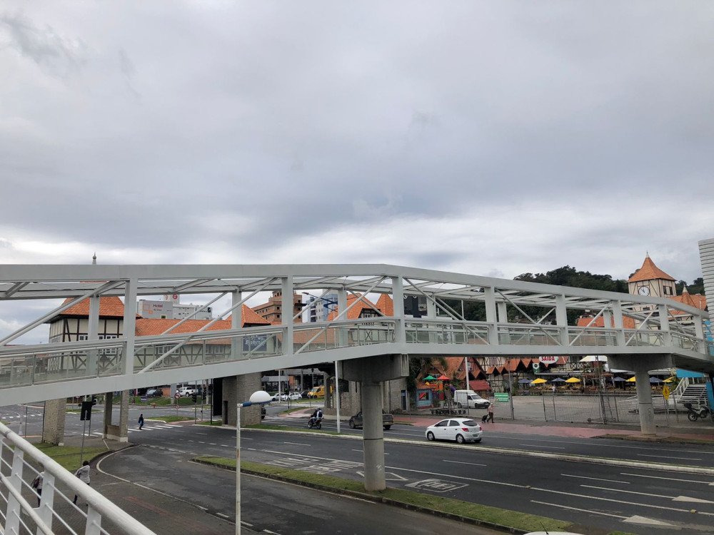 Quinta-feira com sol entre nuvens e pancadas de chuva em Blumenau