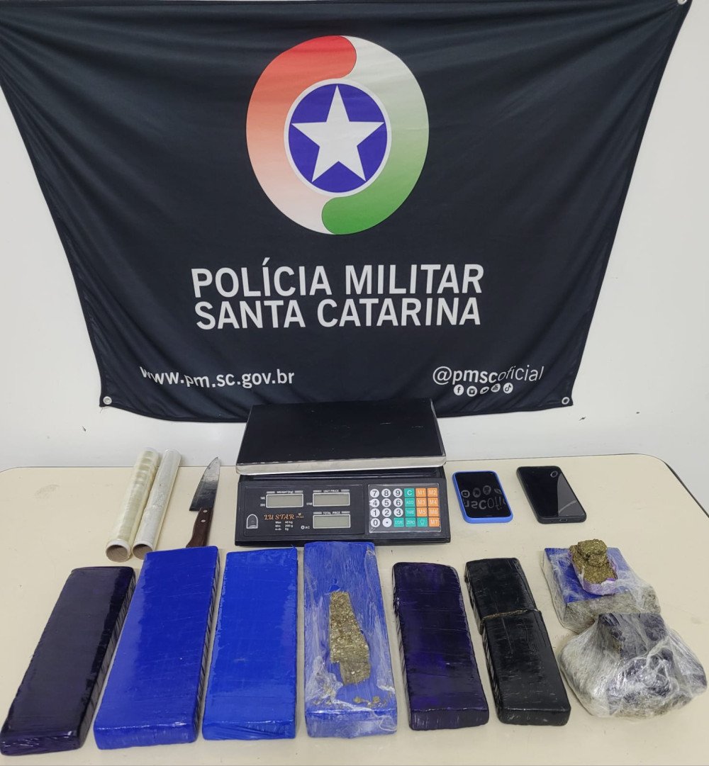 Denúncia anônima leva à prisão de jovem por tráfico de drogas em Blumenau