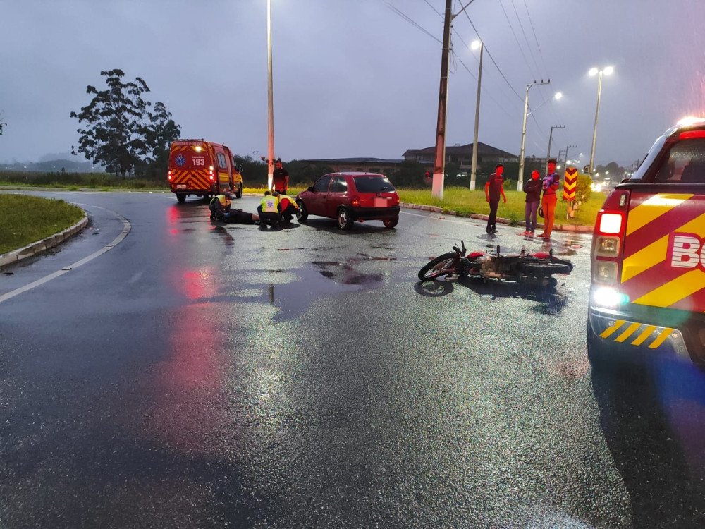 Mulher fica ferida em acidente entre carro e moto em Gaspar