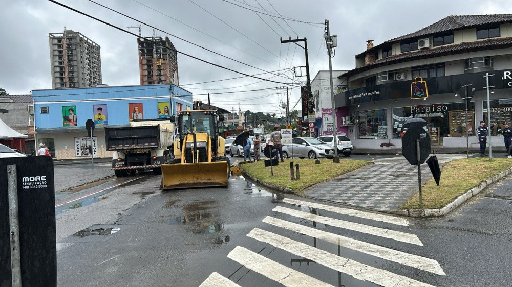 Rompimento na rede de água altera trânsito e afeta abastecimento no bairro Fortaleza