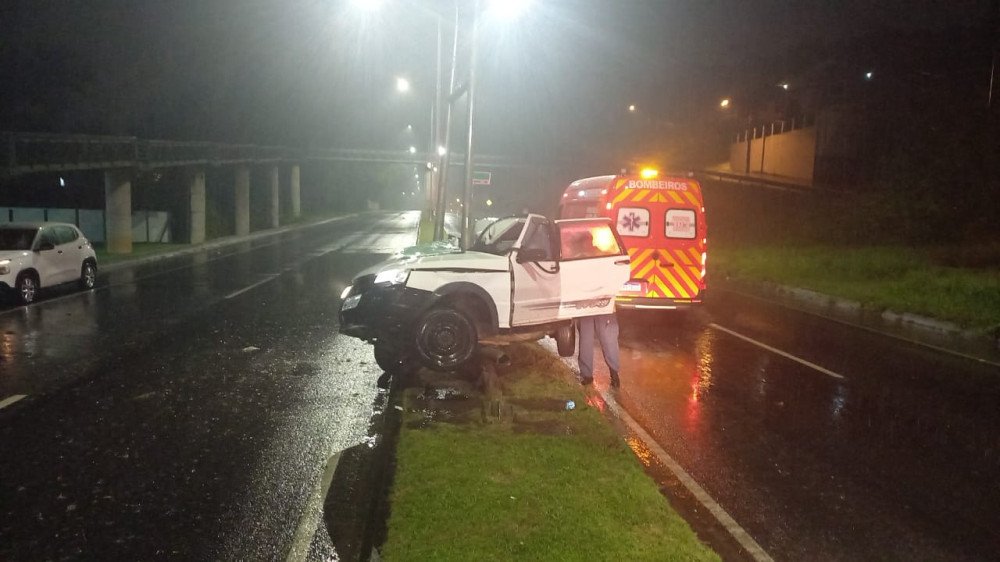 Acidente na Via Expressa em Blumenau deixa motorista ferido