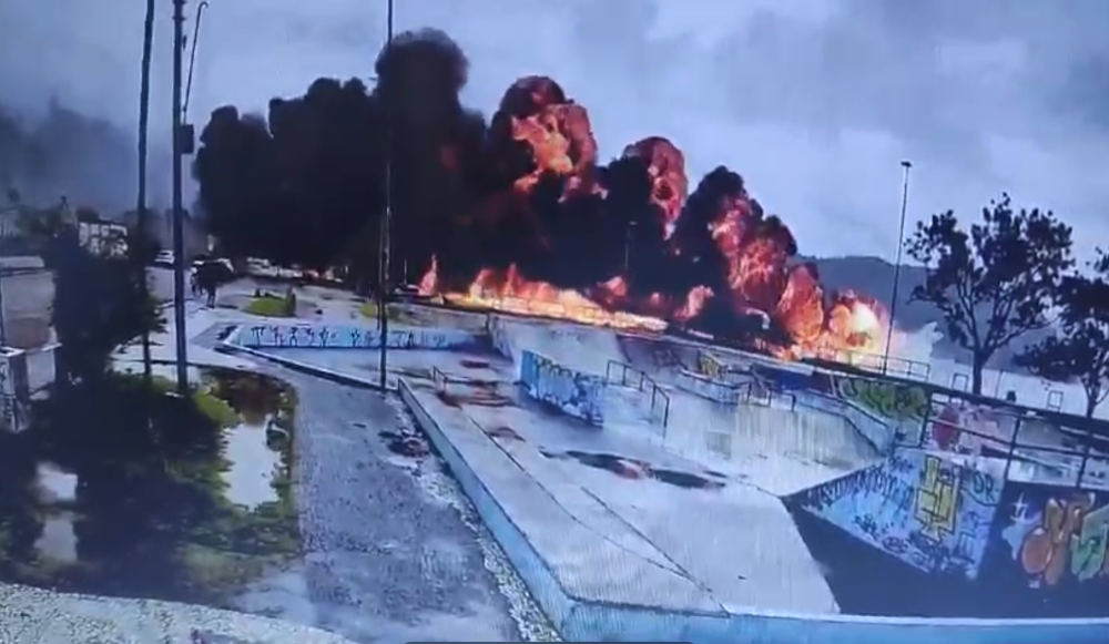 Vídeo: Avião de pequeno porte sai da pista e explode no litoral de SP