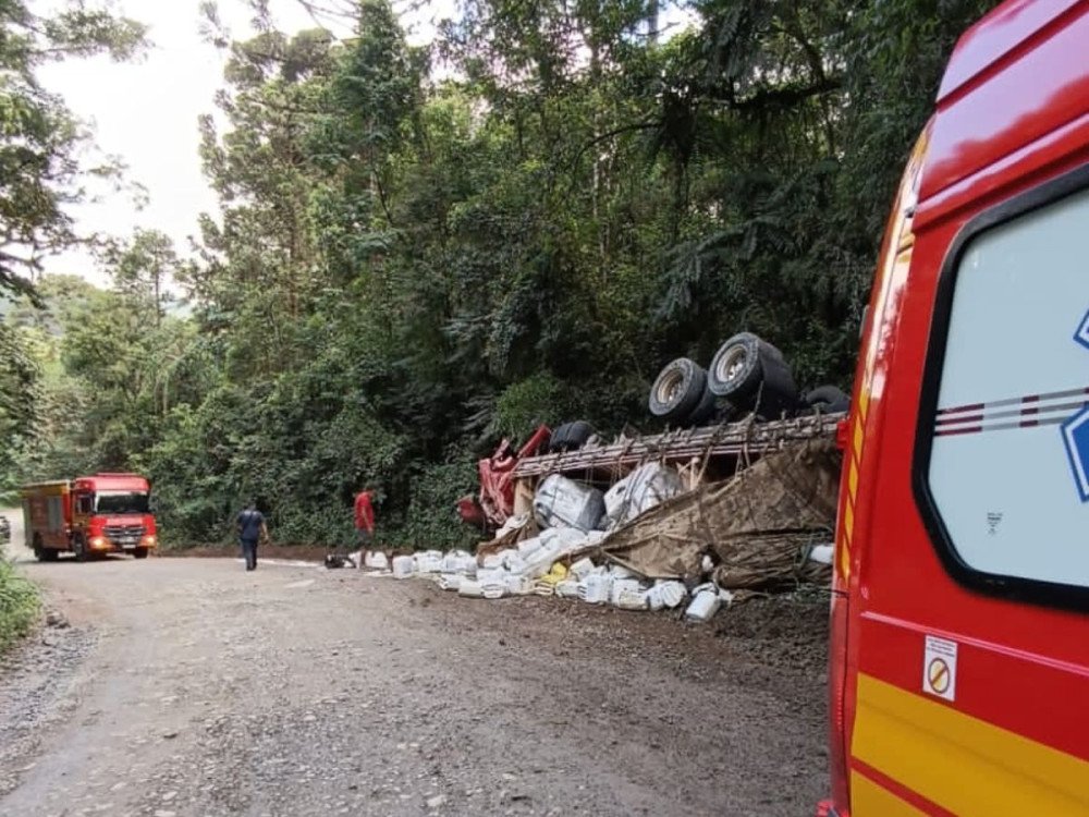 Carreta tomba na SC-477 em Doutor Pedrinho e derrama carga química; motorista é socorrido