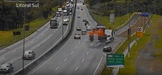 Vídeo: Carreta perde freios e usa a área de escape na BR-376