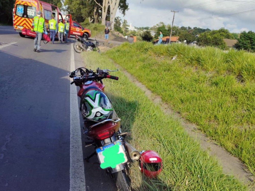 Motociclista é levado ao hospital após batida na BR-470, em Pouso Redondo