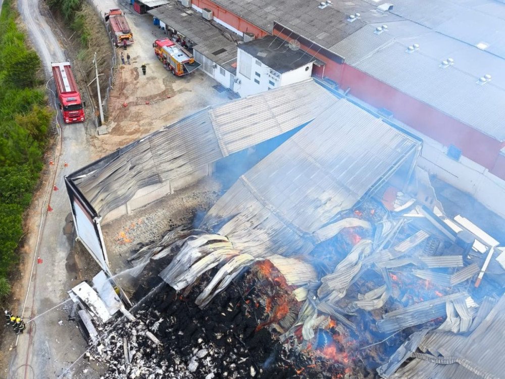 Galpão com algodão pega fogo em Botuverá; combate ao incêndio durou mais de 17 horas