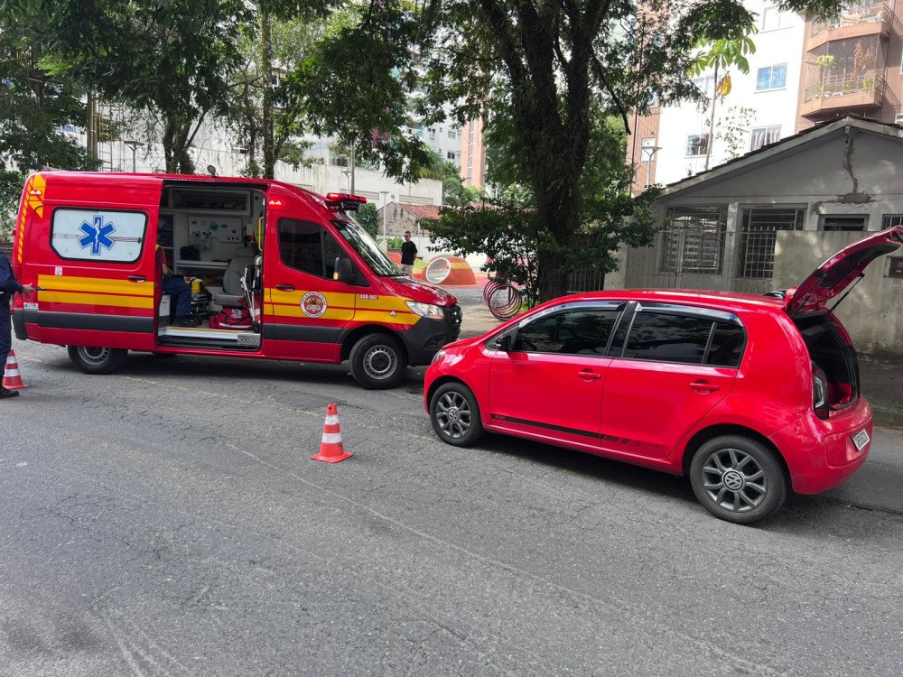 Mulher fica ferida após ser atropelada por carro no bairro Victor Konder
