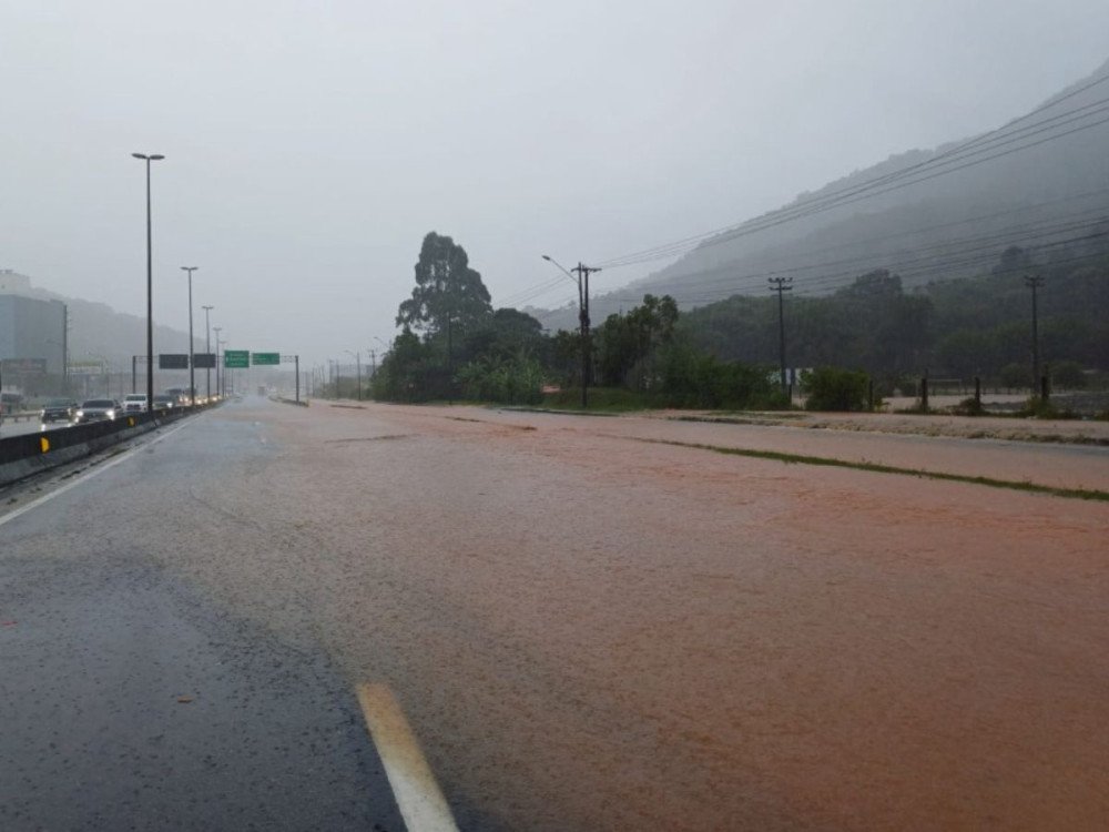 PRF alerta para alagamentos na BR-101 em SC; rodovia tem trecho interditado