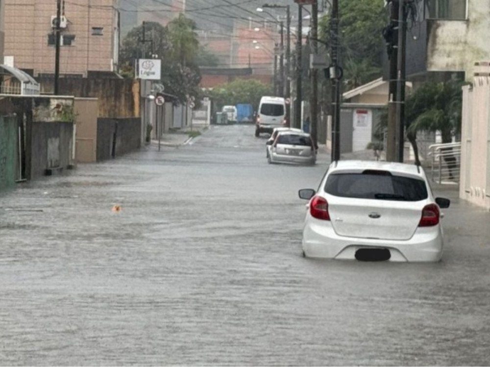 Vídeo: Itajaí registra mais de 65 mm de chuva em 12 horas; Defesa Civil monitora áreas de risco