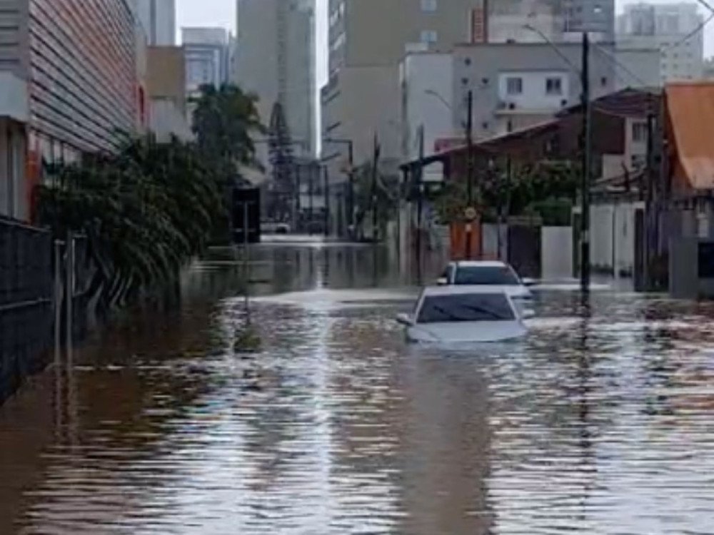 Vídeo: Balneário Camboriú decreta estado de emergência devido às chuvas