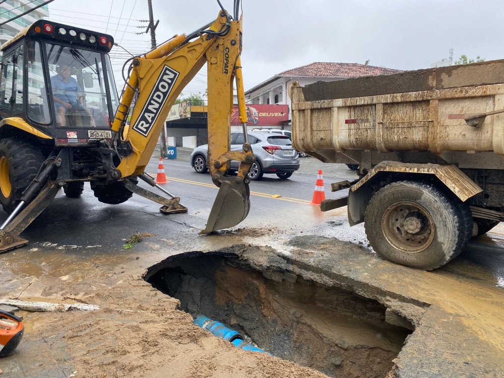 Manutenção em adutora afeta o trânsito no bairro Escola Agrícola