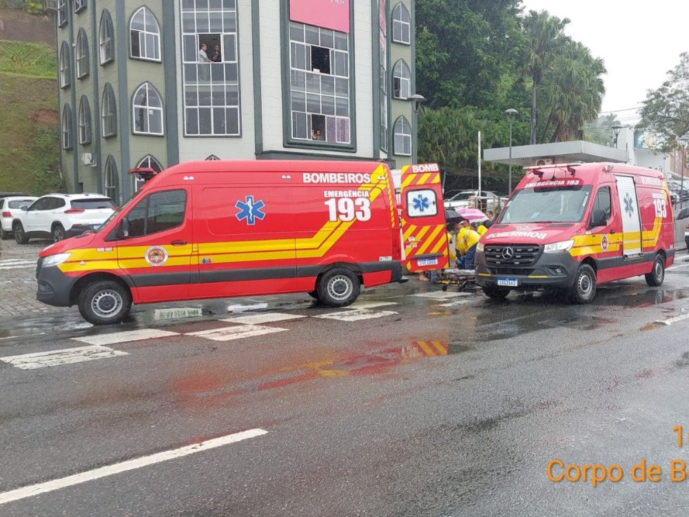 Duas mulheres ficam feridas após serem atropeladas na rua Amazonas