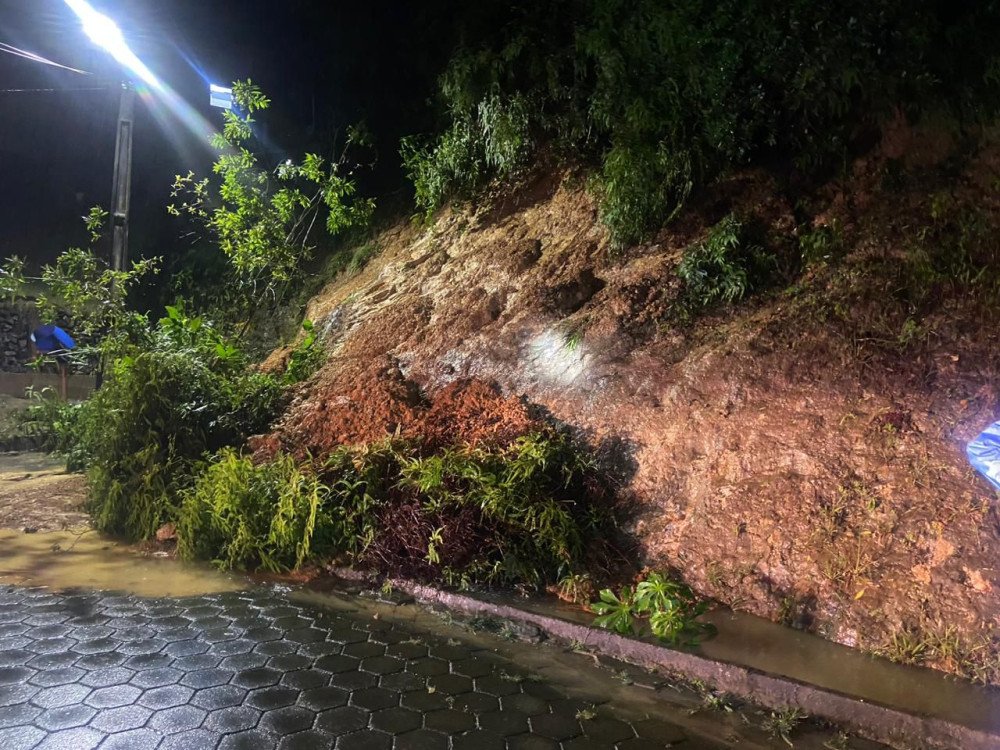 Chuva forte deixa ruas alagadas e causa deslizamentos em Gaspar