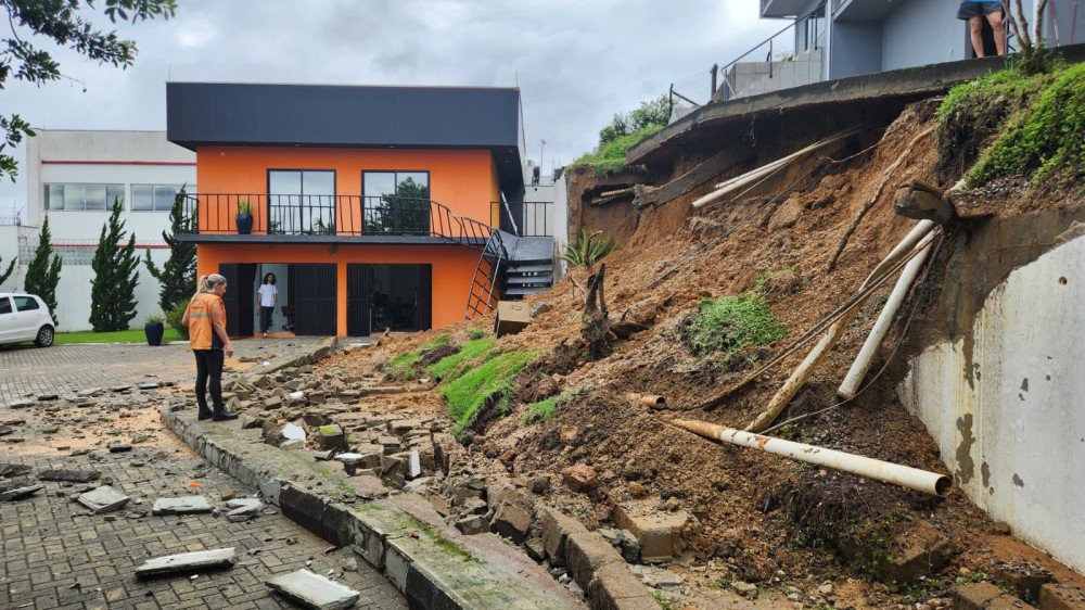 Brusque tem 144 desalojados após deslizamentos e alagamentos; Defesa Civil segue em alerta