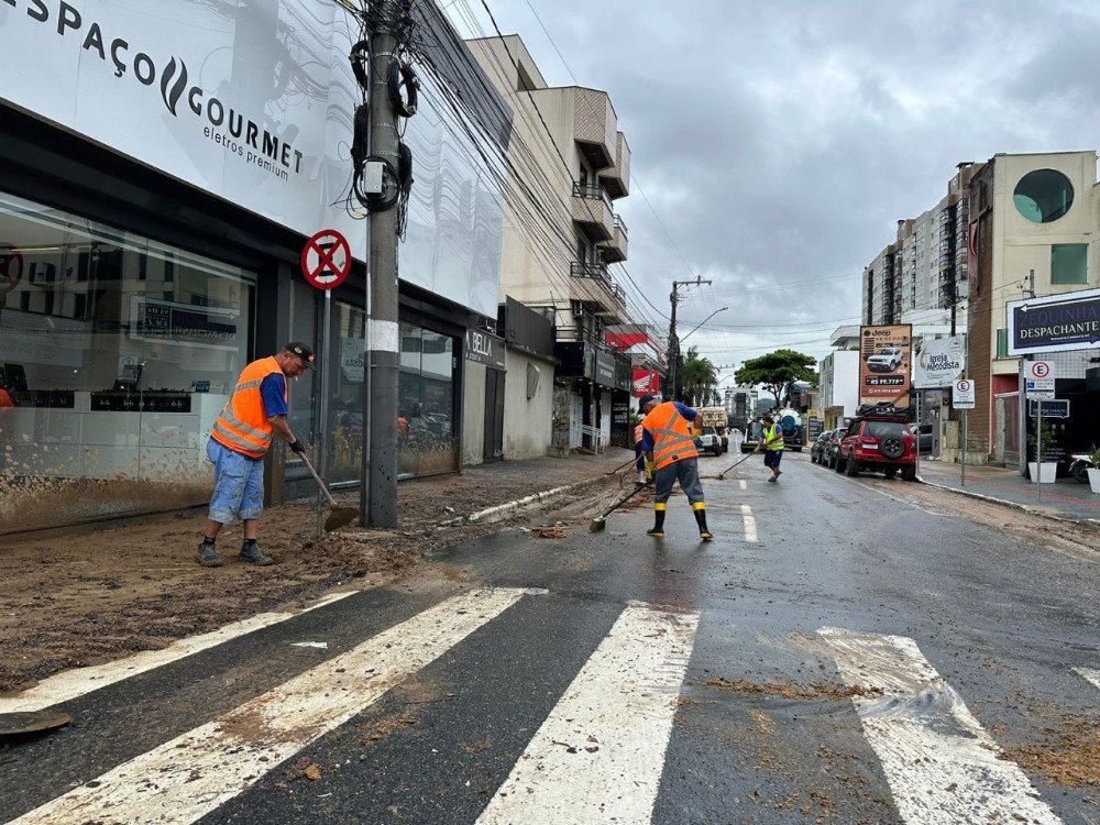 Sexta-feira é dia de limpeza nas ruas de Balneário Camboriú após as chuvas