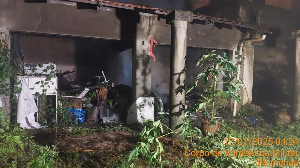 Incêndio atinge edificação abandonada no bairro Itoupava Norte