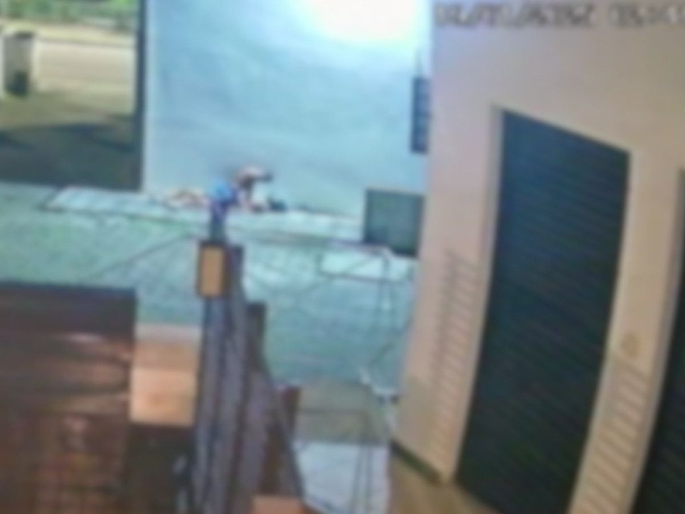 Câmera registra agressão e tentativa de estupro no centro de Blumenau; Polícia Civil abre investigação