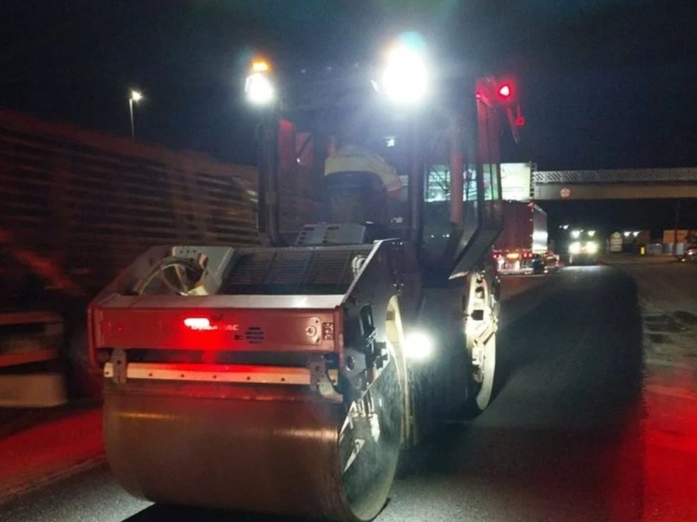 Serviços de recuperação de pavimento bloqueiam faixa da BR-101 em Joinville nesta segunda-feira