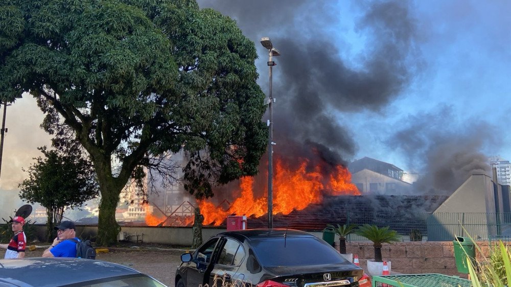 Vídeo: Incêndio de grandes proporções atinge edificação no Centro de Blumenau