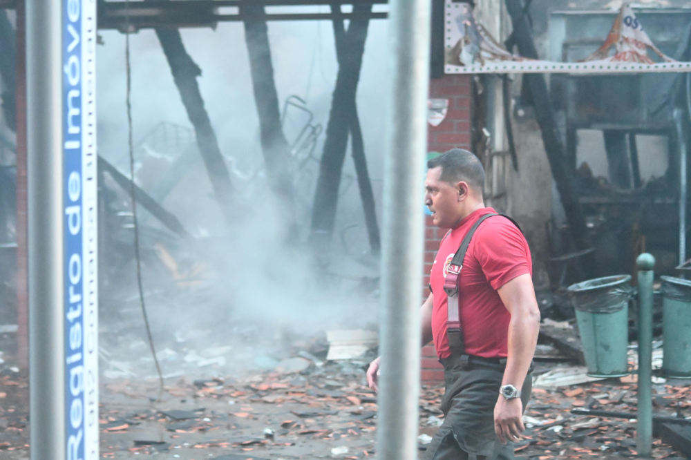 Vídeo: Corpo de Bombeiros segue trabalhando em incêndio no Centro de Blumenau