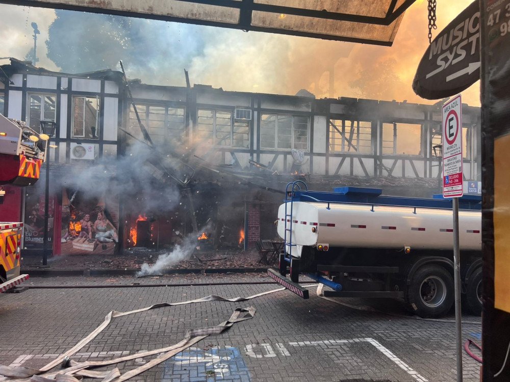 Após incêndio, parte da rua XV de Novembro ficará interditada até realização de perícia