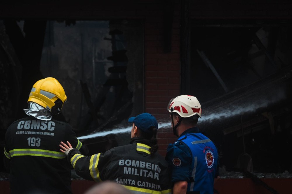FOTOS: Novos focos de incêndio são registrados em prédio na Rua XV Novembro no Centro de Blumenau