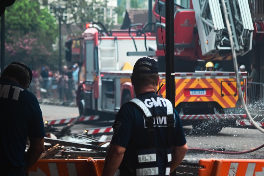 Após incêndio, interdição na Rua XV de Novembro segue durante o fim de semana em Blumenau