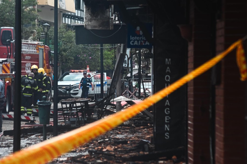 Defesa Civil e Corpo de Bombeiros realizam perícia em prédio após incêndio na rua XV de Novembro