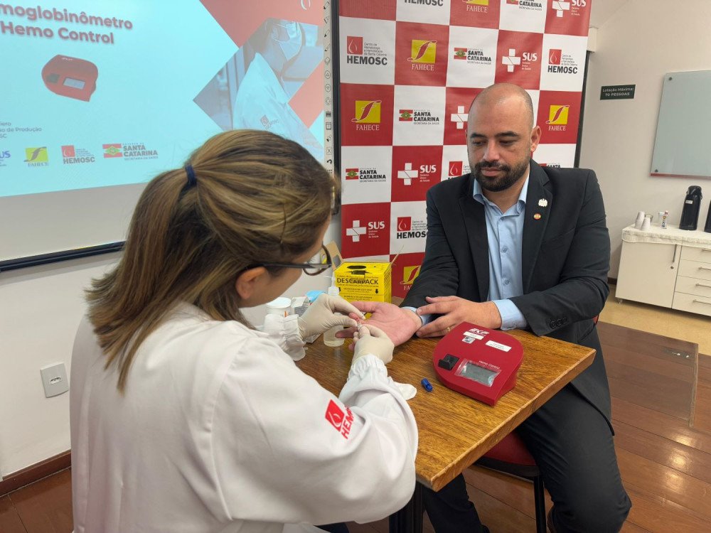 Secretaria de Saúde de SC promove treinamento para uso de aparelho que determina a gravidade em casos de dengue