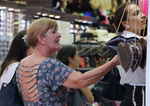 Comércio catarinense deve crescer acima da média nacional em 2025, aponta Fecomércio