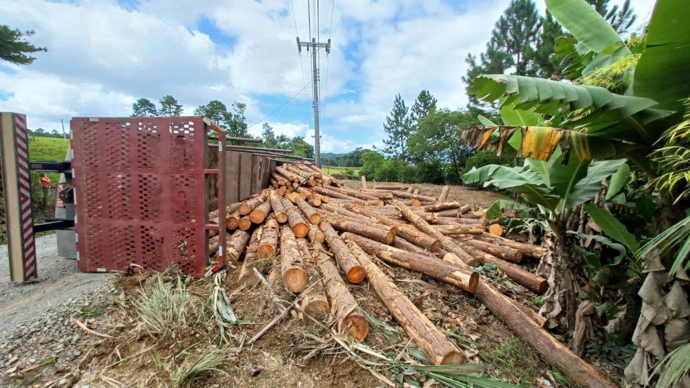 Acidente com carreta deixa idoso ferido em Taió