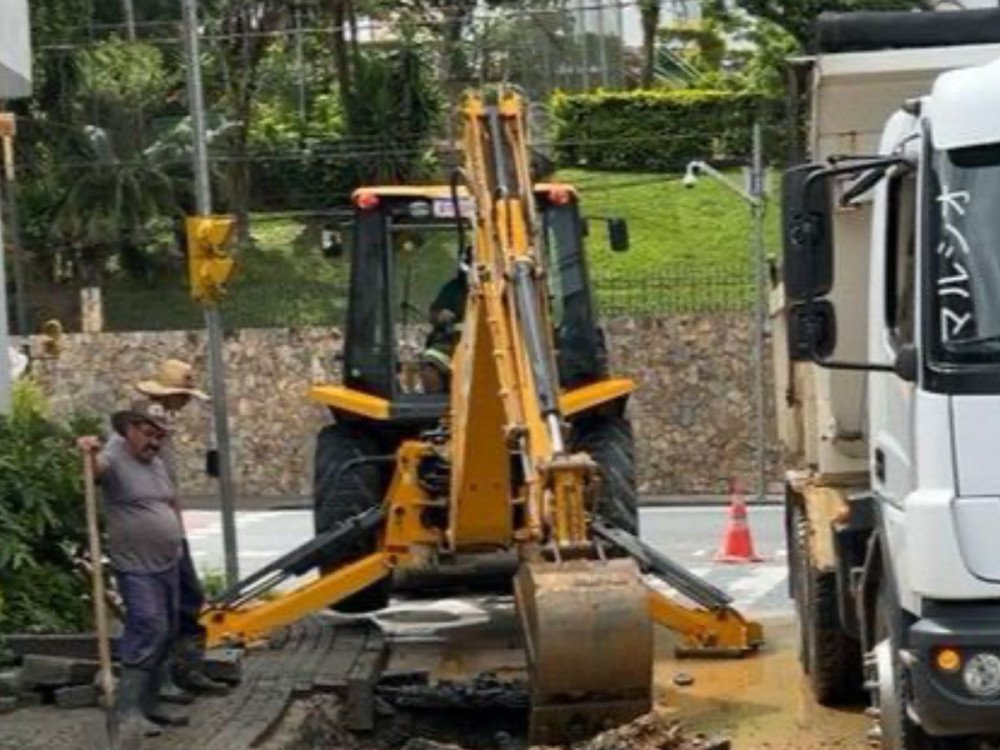 Rompimento de adutora no bairro Garcia causa intermitência no abastecimento e impacta o trânsito