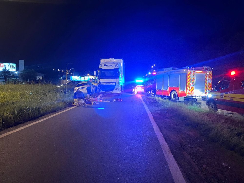 Vídeo: Sete pessoas, incluindo cinco crianças, ficam feridas em grave acidente entre caminhão e carro na BR-470, em Blumenau