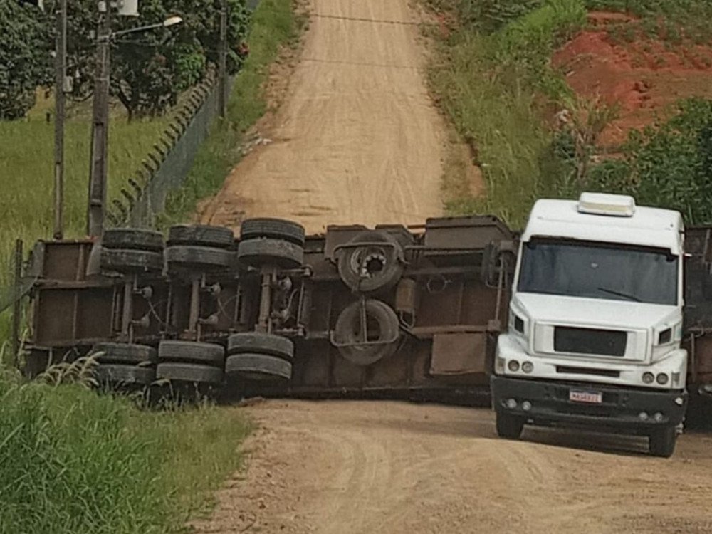 Carreta tomba e interdita rua em Indaial nesta quarta-feira