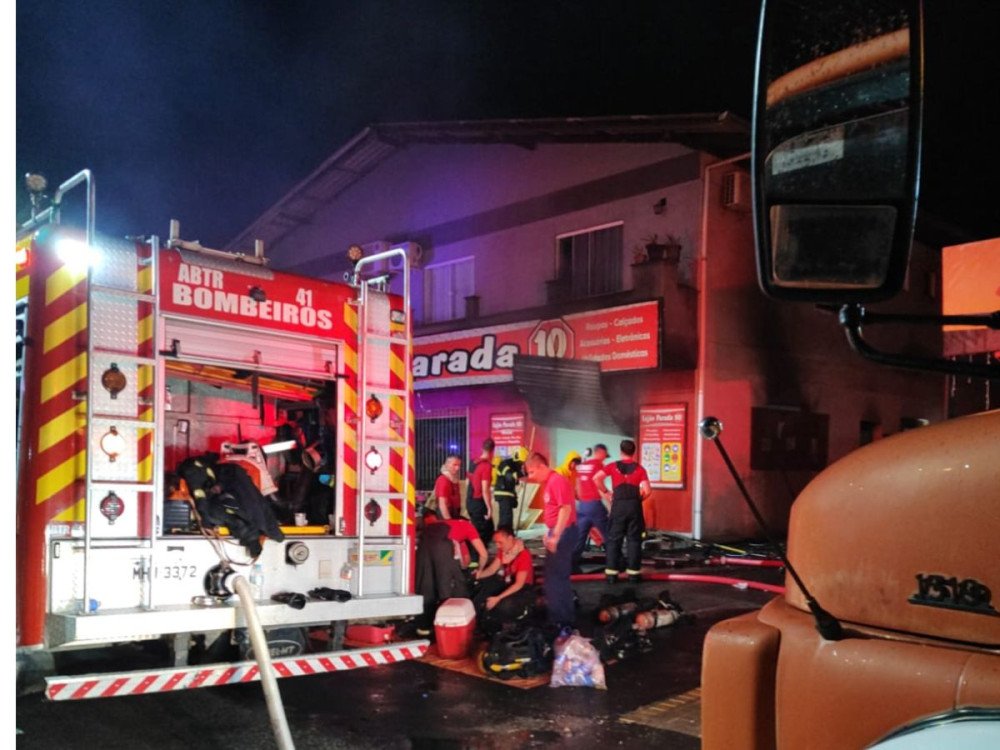 Incêndio atinge loja em Gaspar e mobiliza bombeiros durante a noite