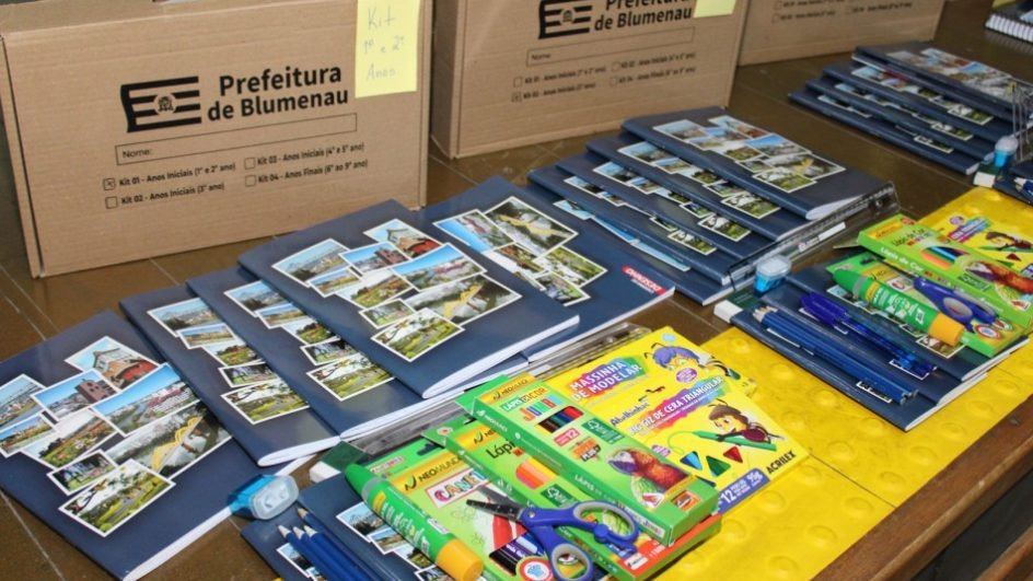 Ano letivo de Blumenau começa com entrega de material escolar; Cerca de 37 mil estudantes serão beneficiados