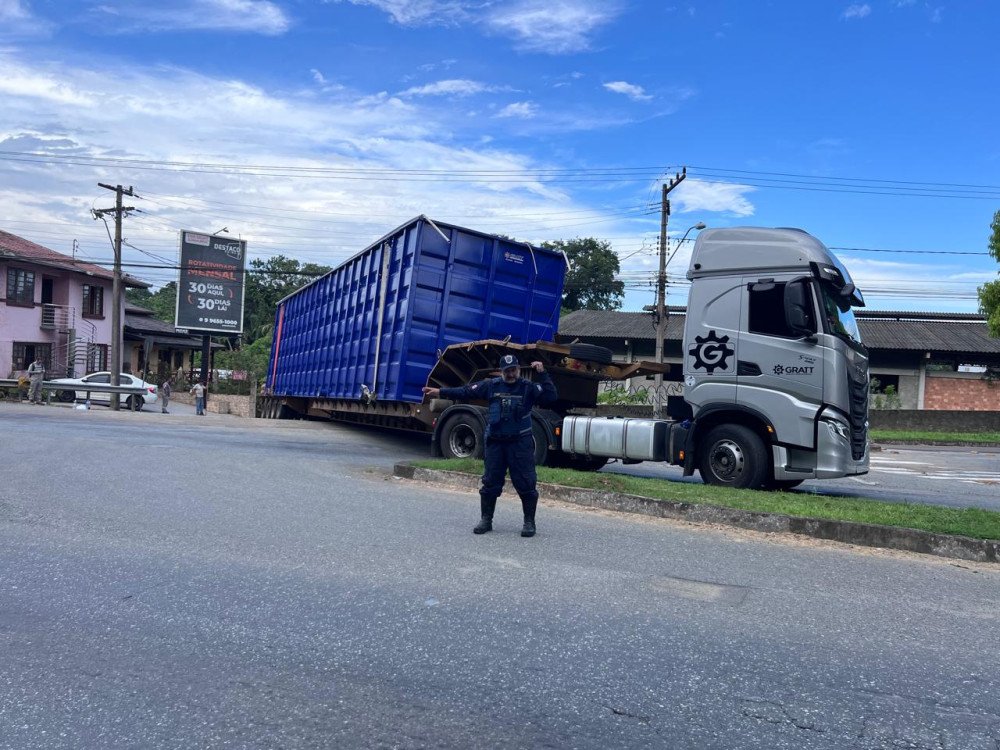 Vídeo: Caminhão 'entala' na Rua Pomerode e causa filas no trânsito de Blumenau