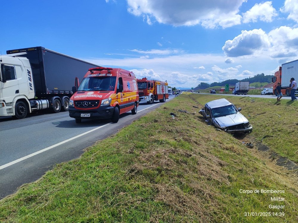 Adolescente fica ferido após capotamento na BR-470, em Gaspar