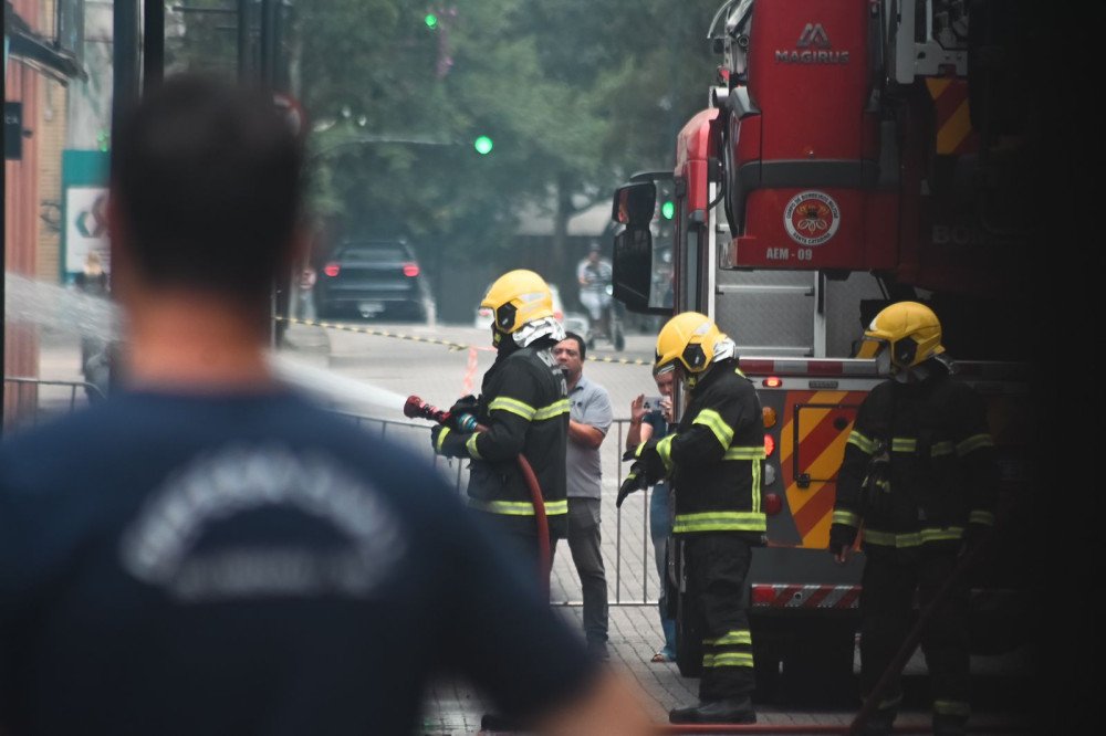 Bombeiros retornam trabalho de perícia no prédio incendiado da Rua XV de Blumenau a partir deste sábado