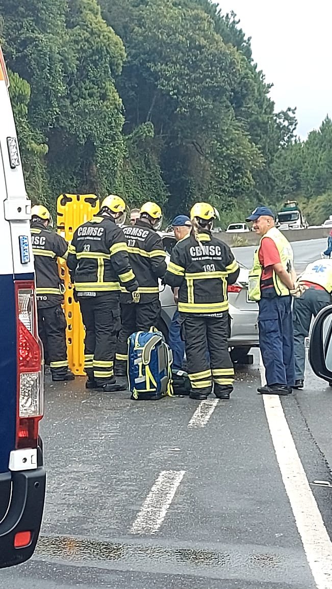 Vídeo: Acidente entre carro e caminhão na BR-470, em Blumenau, deixa uma pessoa ferida na manhã deste sábado