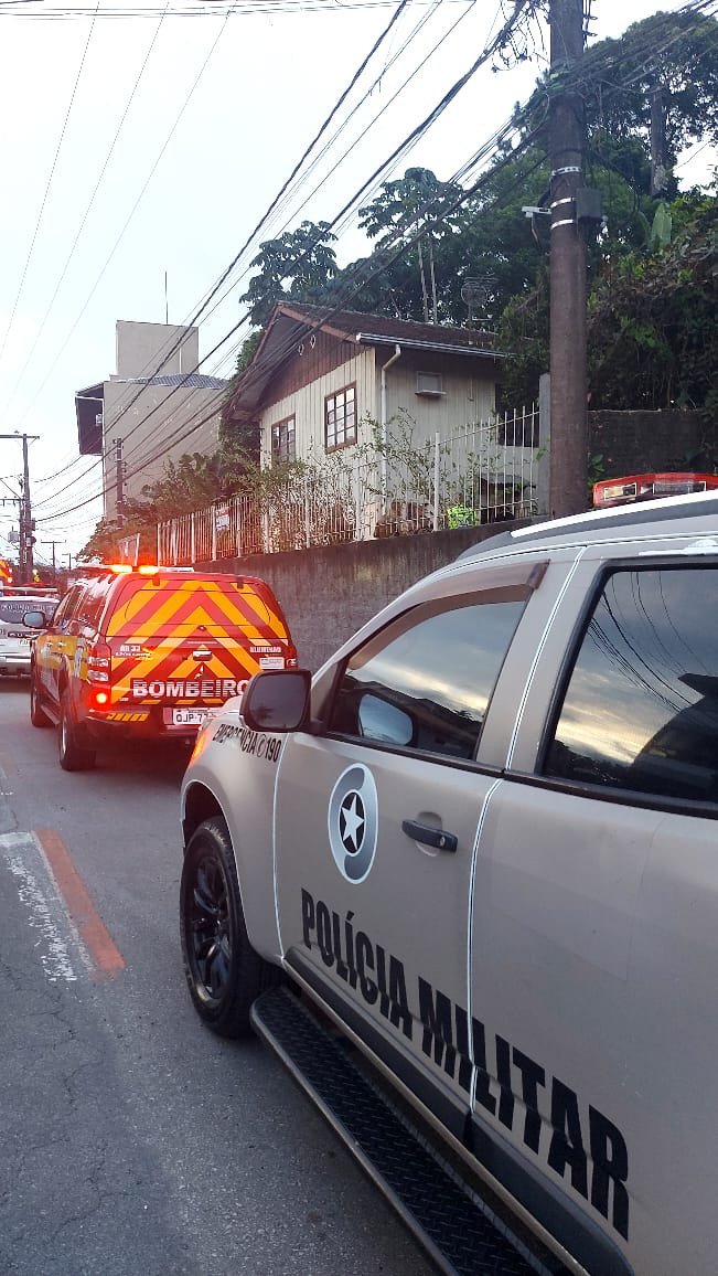 Vídeo: Mulher dá facada em companheiro e alega legítima defesa; crime aconteceu em Blumenau neste sábado