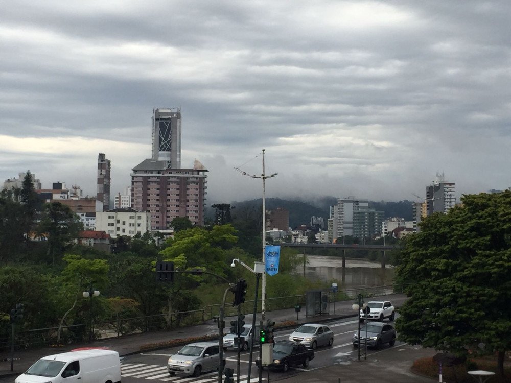 Blumenau terá sol e calor nesta segunda, com chance de pancadas de chuva e trovoadas à tarde