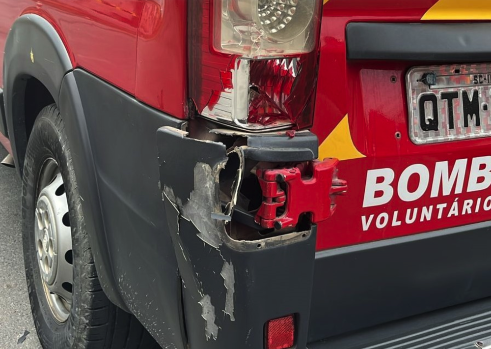 Motociclista morre após batida com ambulância em Ilhota