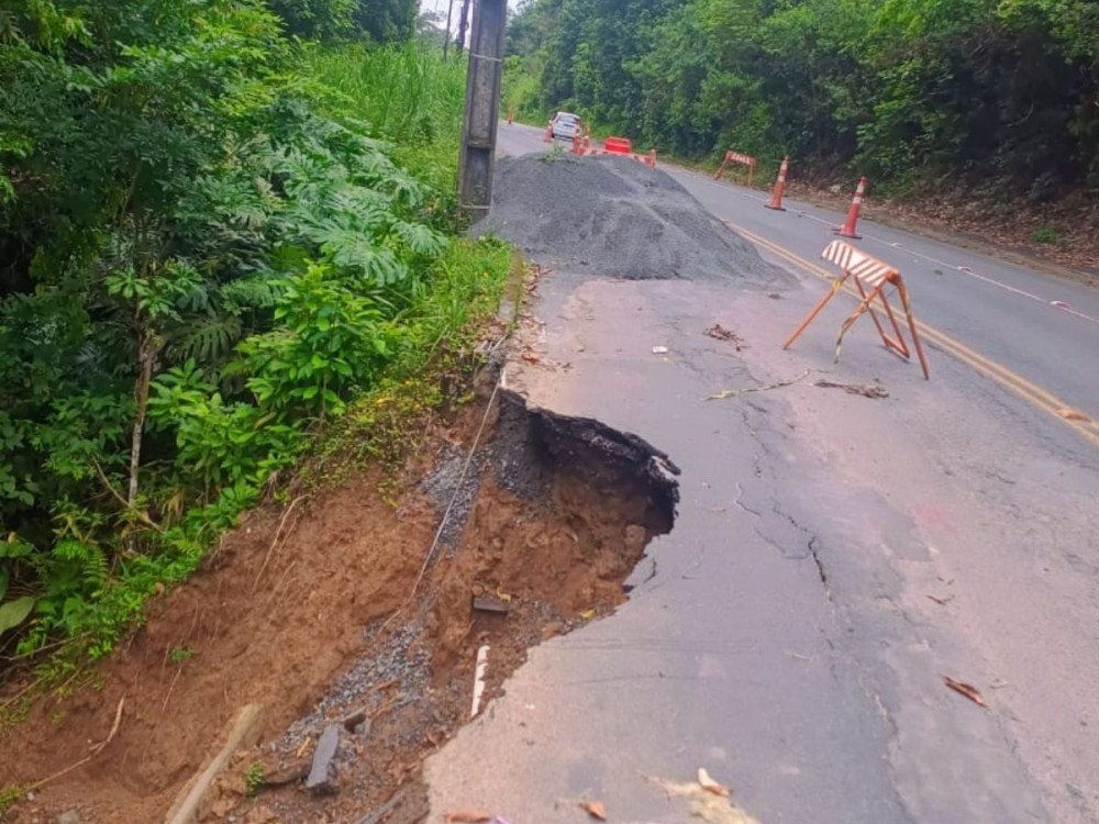Moradores de Blumenau cobram solução urgente para cratera em rua do bairro Passo Manso